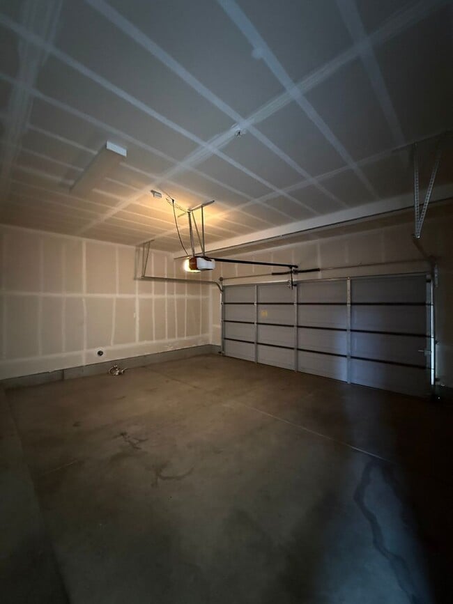 Building Photo - Charming 3-Bedroom Home in Family-Friendly 93727 Neighborhood