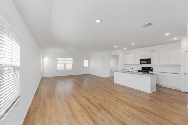 Building Photo - 627 Waterway Ave