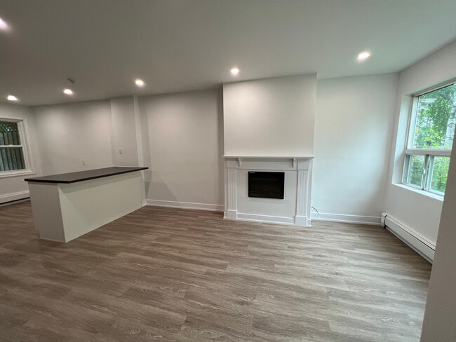Building Photo - Newly renovated 2 bedroom 1 bath Unit