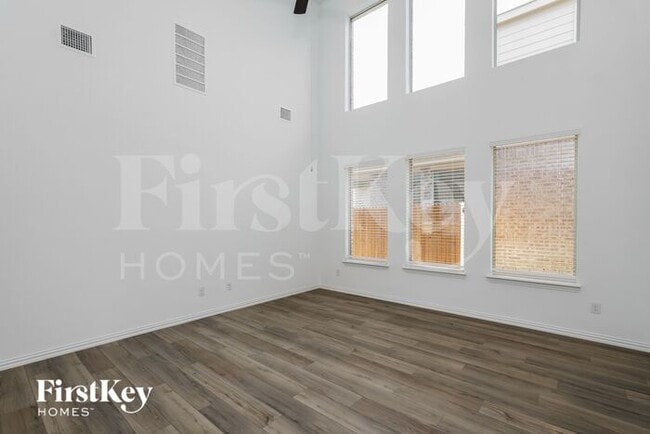 Building Photo - 2528 Northcote Dr