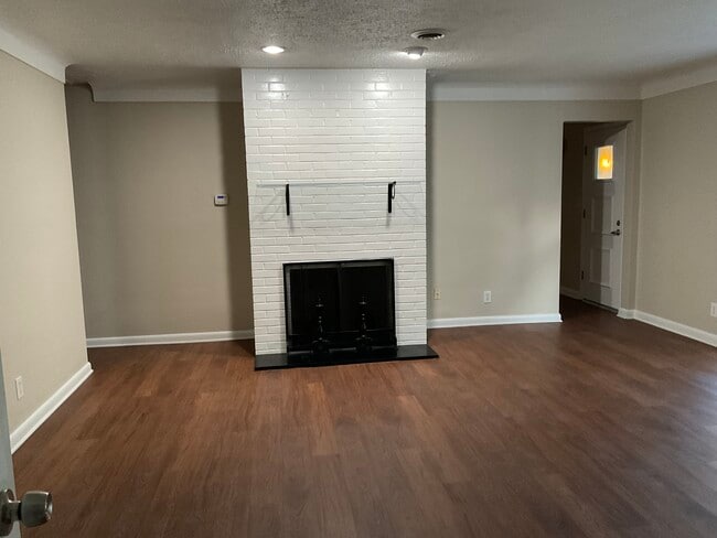 Foto del edificio - 634 Wiltshire Blvd