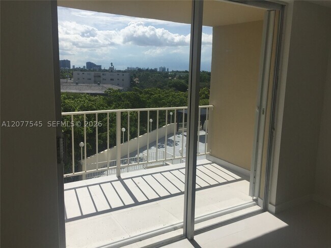 Foto del edificio - 6900 Bay Dr E