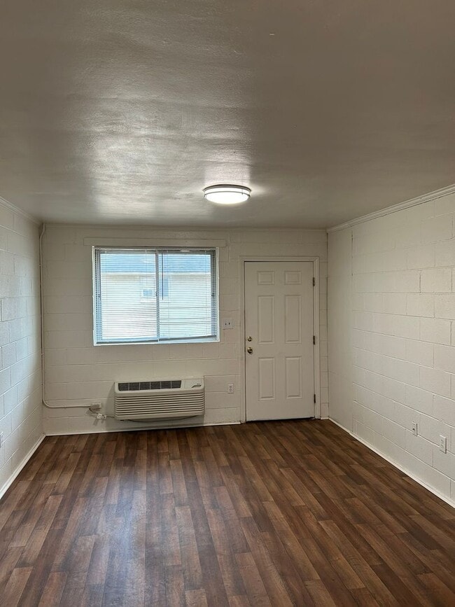 Building Photo - 817-15 1/2 15th Half St