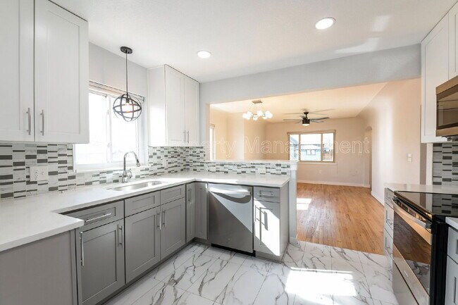 Foto del edificio - 322 N Raleigh St