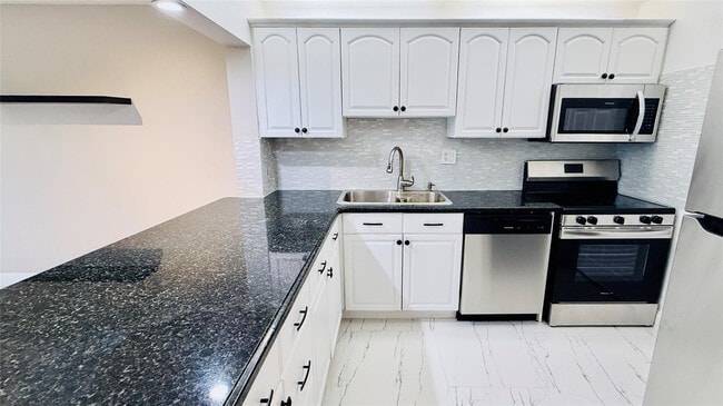 Building Photo - 8060 S Colony Cir