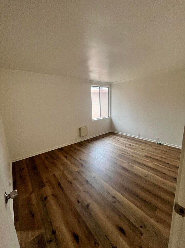 Building Photo - 400 N Sunrise Way