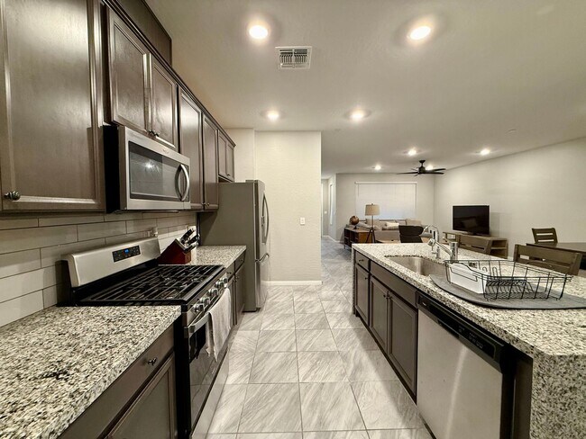 Building Photo - 3/BD 2.5/BA Luxury Furnished Townhome! Bri...