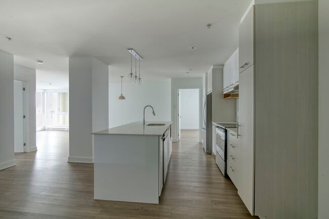 Building Photo - 9675 Av. Papineau