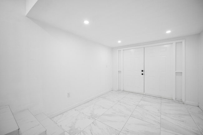 Building Photo - 411 SW 34th Ave