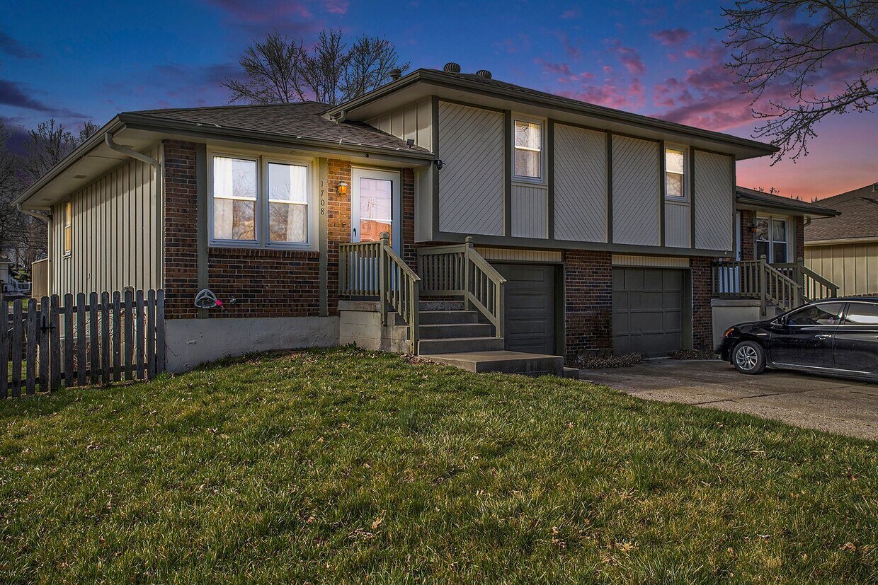 Primary Photo - 3-Bed, 2-Bath huge duplex in Blue Springs!