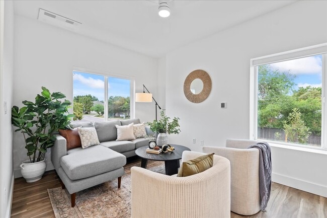 Living area - 1011 S Orchard St