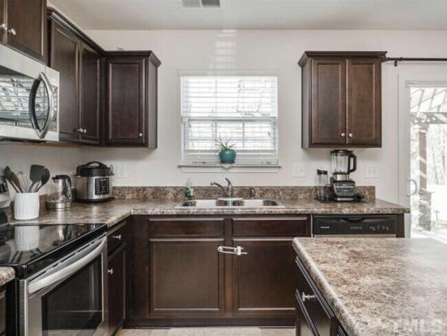 Foto del edificio - Spacious 3BR/2.5BA 2-Story Home with Open Floor Plan, Cul-de-Sac Charm, and Luxurious Features – ...