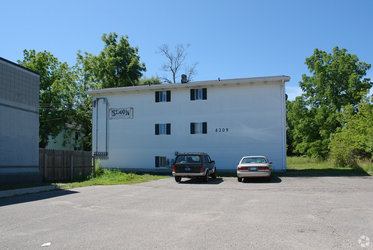 Primary Photo - Simon Manor West