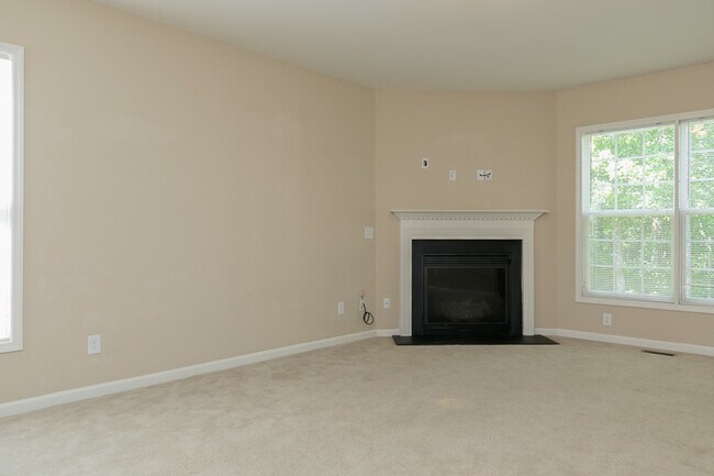 Foto del edificio - Spacious 6-Bedroom Home in Desirable Latta...