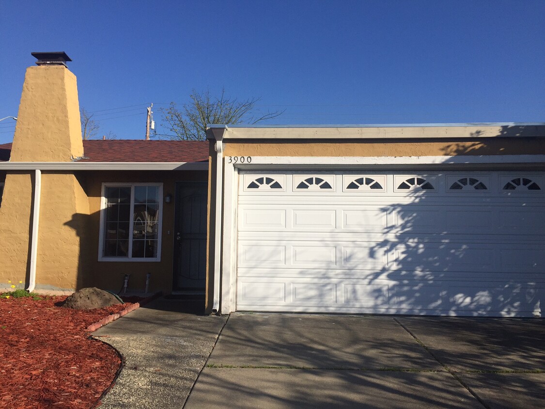 Primary Photo - 3900 Lake Mead Dr