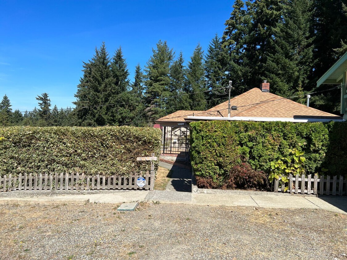 Primary Photo - Cozy home close to Silverdale with a view.