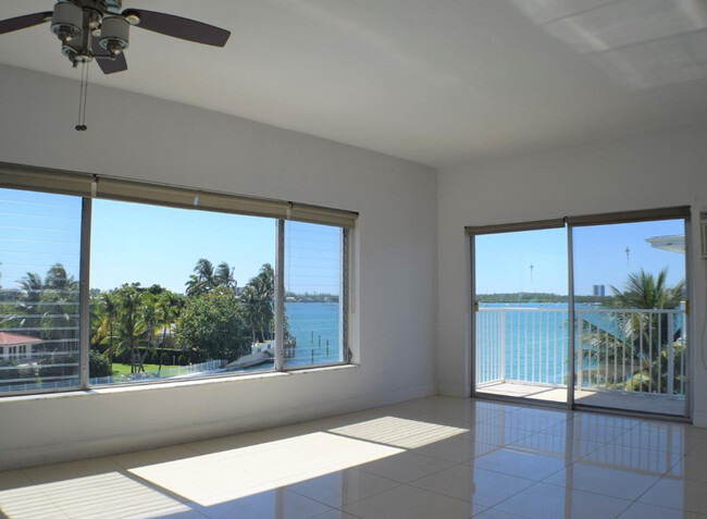Building Photo - 10250 W Bay Harbor Dr