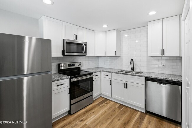 Building Photo - 2402 E 3rd St