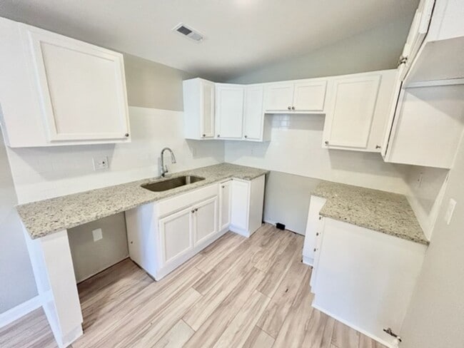 Building Photo - Fully Renovated 2 Bedroom Home in Prime Hu...