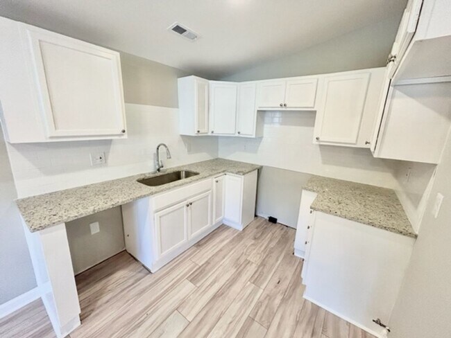 Foto del edificio - Fully Renovated 2 Bedroom Home in Prime Hu...