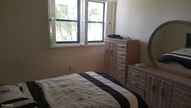 Foto del edificio - 920 NE 169th St
