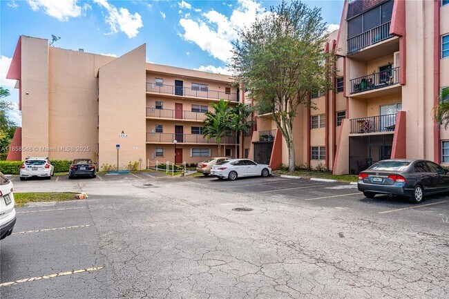 Foto del edificio - 13715 Kendale Lakes Cir