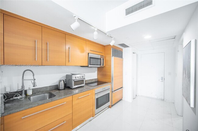Building Photo - 475 Brickell Ave