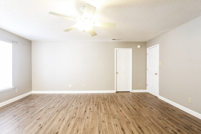 Building Photo - Fabulous 3 Bedroom