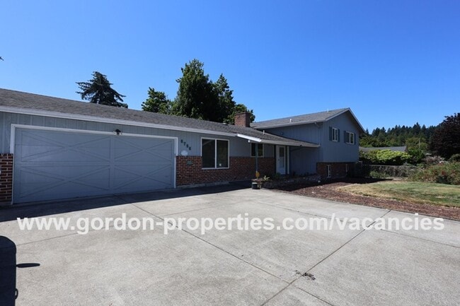 Building Photo - SE Molt St - Milwaukie mid-century split l...