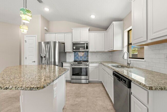 Foto del edificio - Beautiful Home For Rent WITH A POOL!