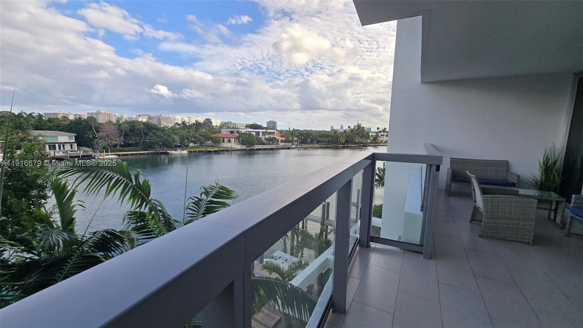 Foto del edificio - 9261 E Bay Harbor Dr