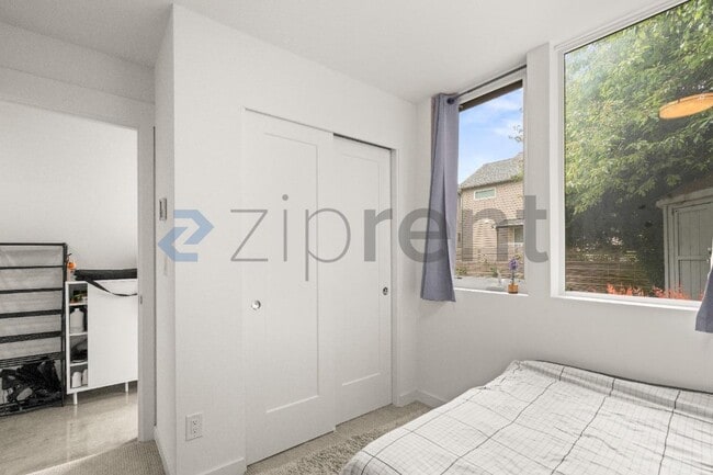 Building Photo - Unit B