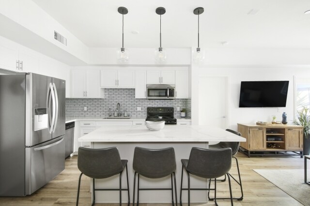 Foto principal - 12655 Bluff Creek Dr