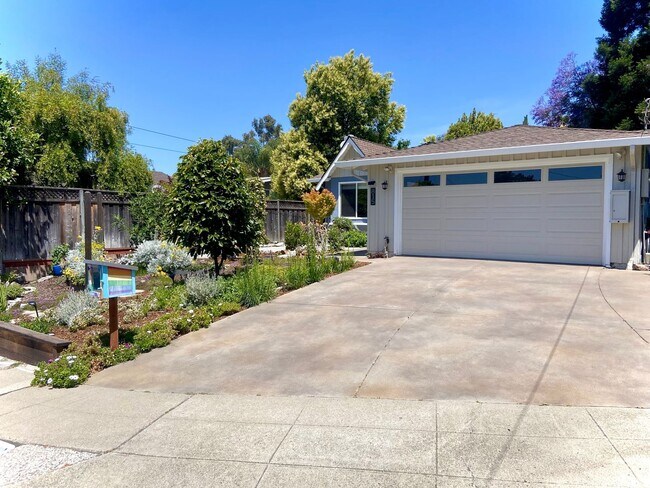 Building Photo - Gorgeous 3 Bedroom 2 Bath Home with Specta...