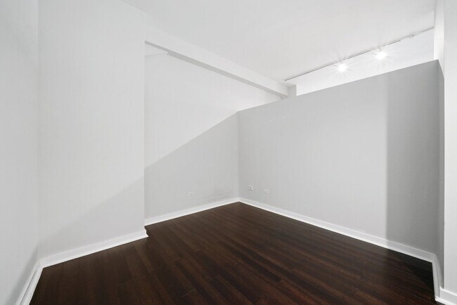 Building Photo - 5 N Wabash Ave