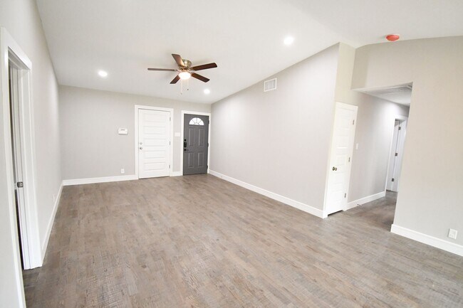 Building Photo - NEWLY REMODELED 4 bedroom