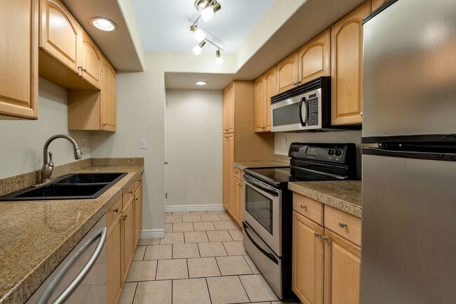 Building Photo - Spacious 2/2 Condo on the PV/Scottsdale bo...