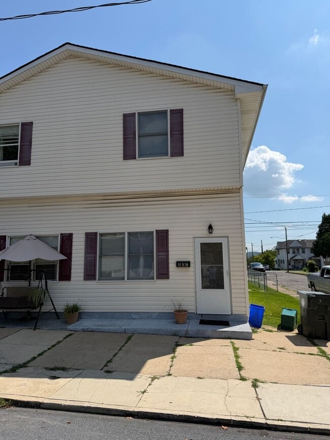Building Photo - 802-804 Hawthorne Rd
