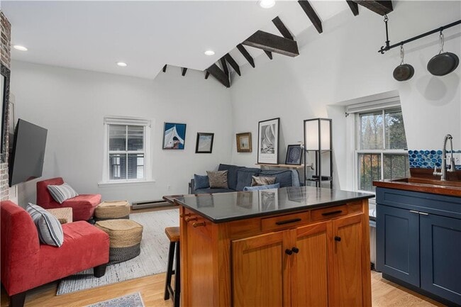 Building Photo - 35 Pelham St