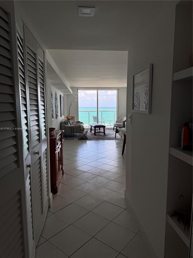 Foto del edificio - 2457 Collins Ave