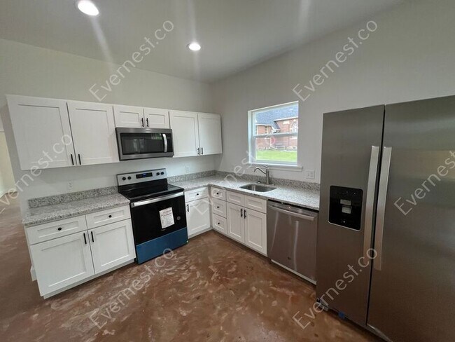 Building Photo - 404 Elm Ave