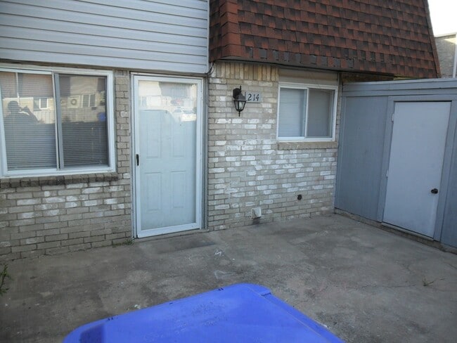 Building Photo - Very nice 2 bedroom 2.5 bath condo with PO...