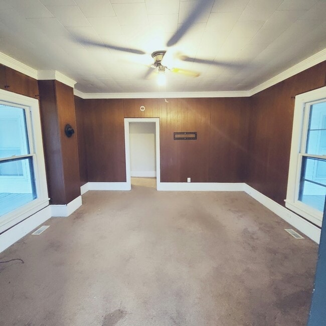 Building Photo - 302 Dahl St