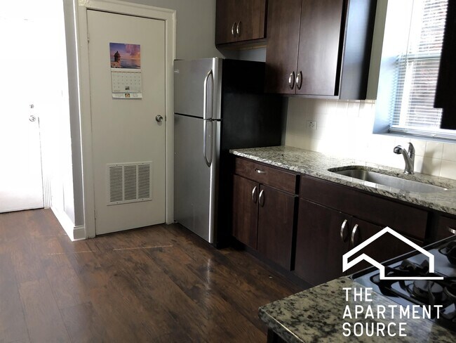 Foto del edificio - 4876 W Armitage Ave