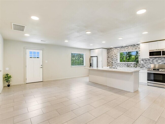 Building Photo - 25600 Fawn Dr