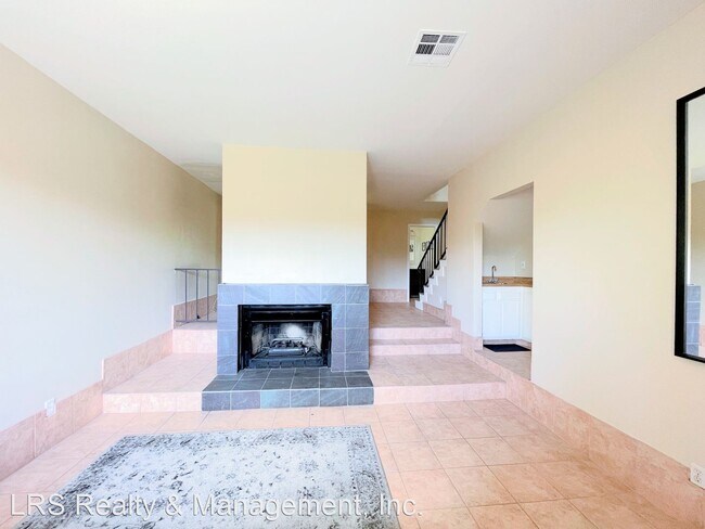 Building Photo - 2 br, 2.5 bath House - 9350 Moonbeam Ave. #8