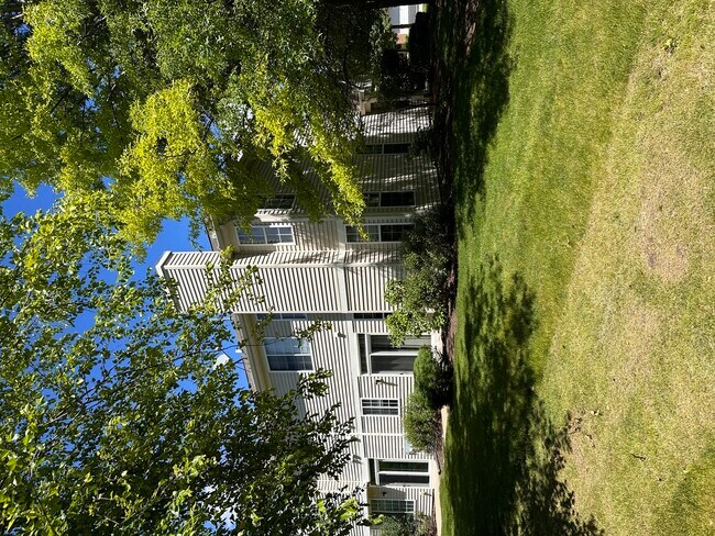 Foto del edificio - 2101 Claremont Ln