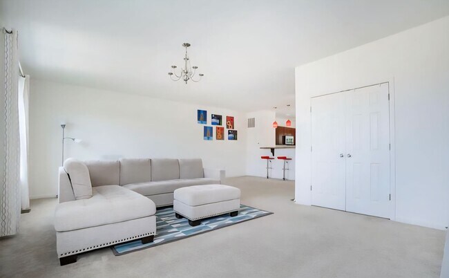 Foto del edificio - Spacious End-Unit Townhome for Rent in Meridian Crossing – 3BR, 4BA, 2-Car Garage. $3,095.00/month