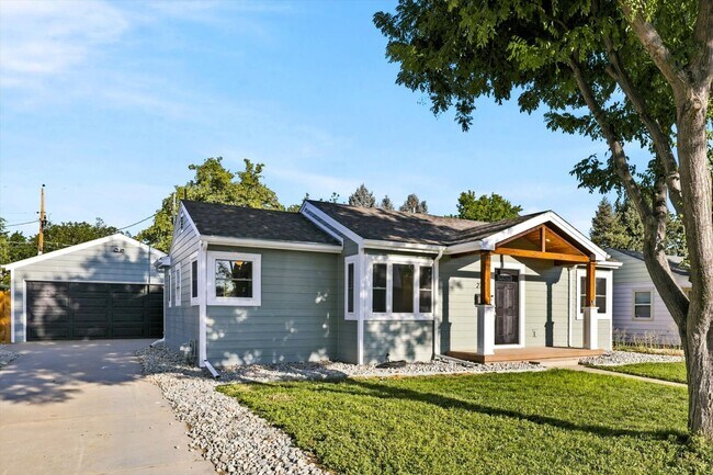 Building Photo - Gorgeous, Remodeled 2 Bedroom 2 Bathroom Home