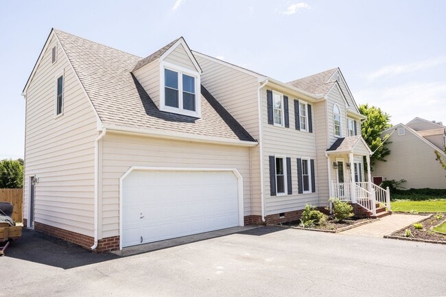 Building Photo - Large 4 Bedroom, 2.5 Bathroom Home in Mech...